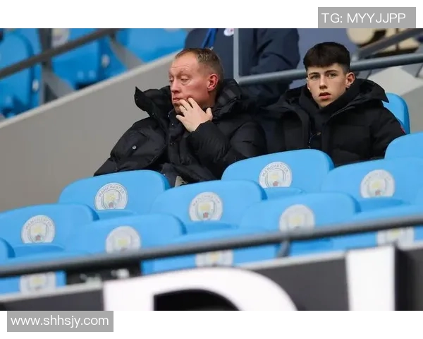 球星蜡像足球大赛：明星球员化身雕塑激战绿茵场